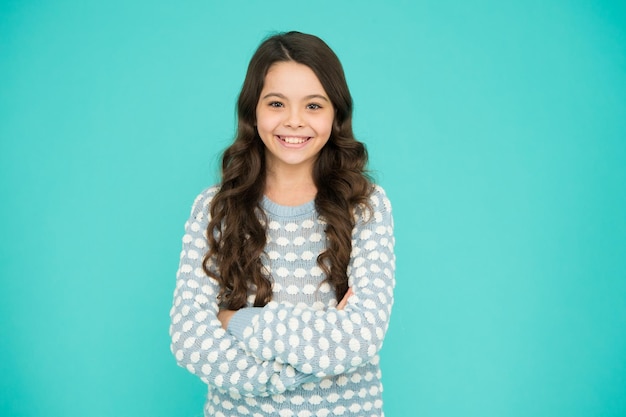 Salón que te da confianza Niña feliz con peinado ondulado Niño pequeño con cabello largo y moreno Peluquería para niños Salón de belleza En la peluquería Crear una nueva apariencia en el espacio de copia del salón