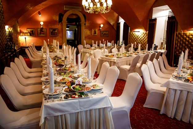 Salón rojo listo para el banquete.