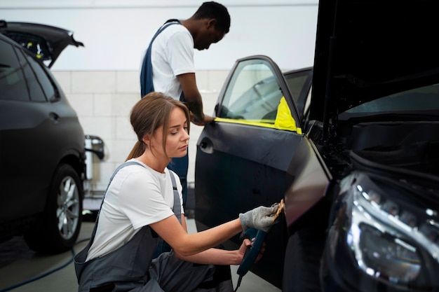 El salón de servicio de automóviles hace el embalaje de automóviles.