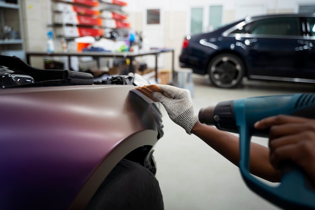 El salón de servicio de automóviles hace el embalaje de automóviles.