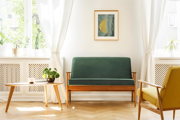 Un salón con un sofá verde y una mesita con una planta encima.