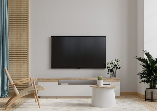 Salón de TV con sillón en pared blanca
