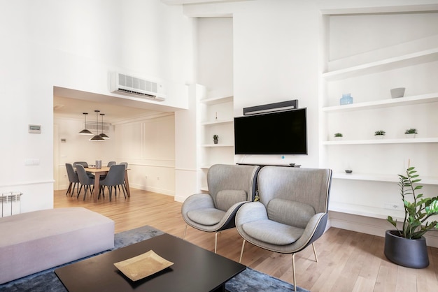Foto salón con tv y sofás y mesa de comedor de fondo en un apartamento en madrid para alquilar en airbnb