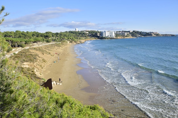 Salou Spanien 13. November 2019 Blick auf die felsige Küste mit Hotels entlang der Küste