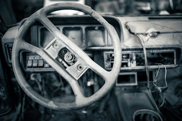 Salpicadero de coche abandonado