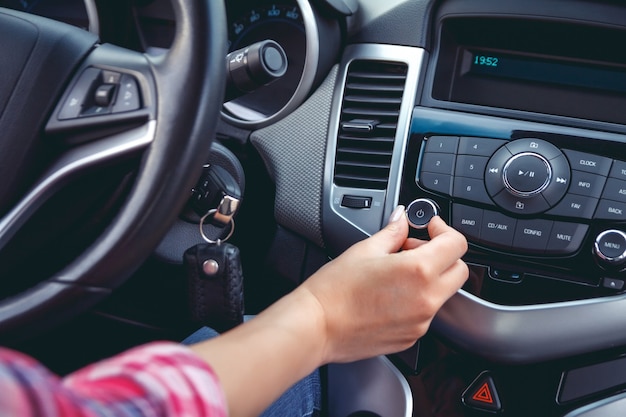 Salpicadero de coche. Primer plano de radio