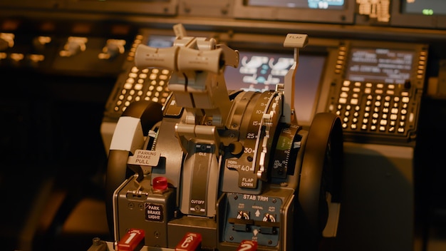 Foto salpicadero del panel de control con asa o palanca para acelerar el motor y despegar con avión. botones de encendido e interruptor en la cabina para comandar la navegación, volando en el radar. de cerca.