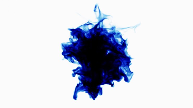 Salpicadura de gota de tinta azul en el agua