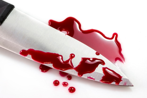 Salpicadura de sangre roja con cuchillo de cocina