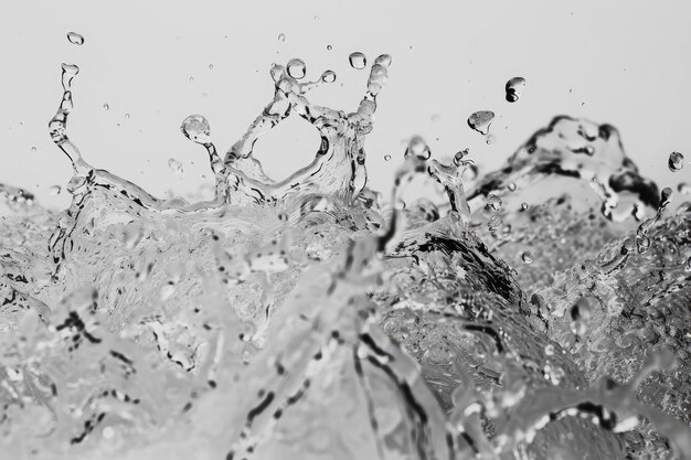 Salpicaduras de agua aisladas sobre un fondo blanco