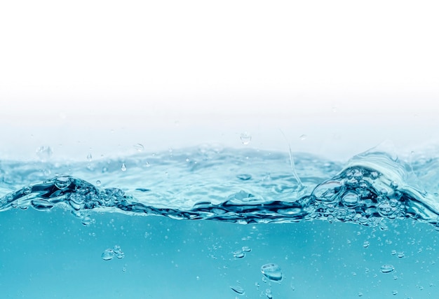 Salpicaduras de agua aislado en blanco. Submarino, mar u océano como fondo, espacio para texto