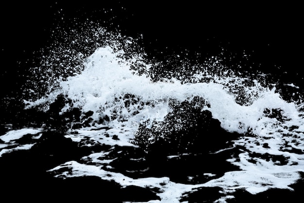 Foto salpicaduras de agua aislado en el fondo negro