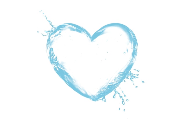 Salpicaduras de agua azul en forma de corazón sobre un fondo blanco con espacio de copia