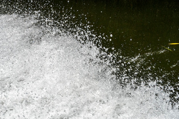 Salpicaduras de agua de un barco en marcha en el delta del Danubio, región de Dobrogea, Rumania, en un soleado día de verano, 2021