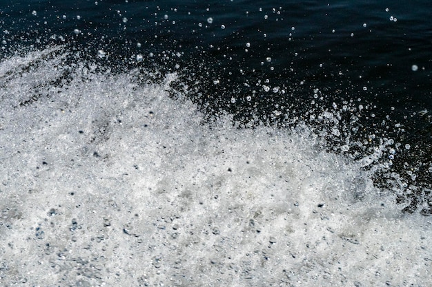 Salpicaduras de agua de un barco en marcha en el delta del Danubio, región de Dobrogea, Rumania, en un soleado día de verano, 2021