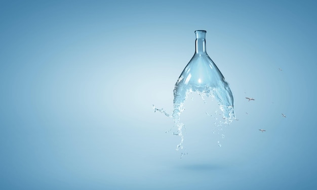 Salpicaduras de agua de una botella de vidrio. Técnica mixta