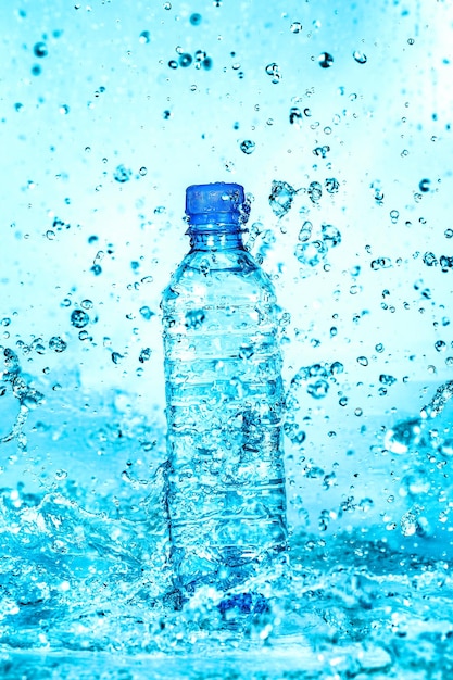 Salpicaduras de agua de botella