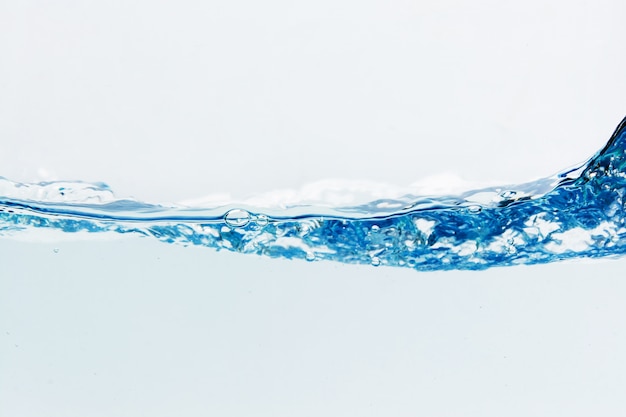 Foto salpicaduras de agua con burbujas de aire, aisladas sobre fondo blanco