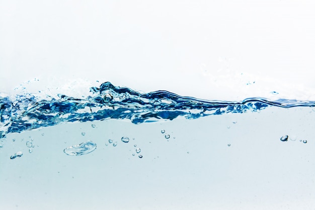 Salpicaduras de agua con burbujas de aire, aisladas sobre fondo blanco