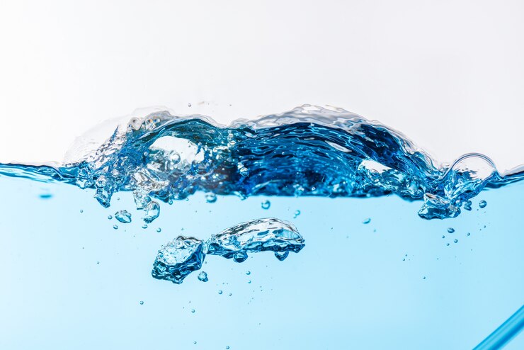 Salpicaduras de agua con burbujas de aire.