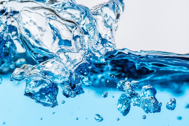 Foto salpicaduras de agua con burbujas de aire