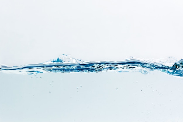 Salpicaduras de agua con burbujas de aire.