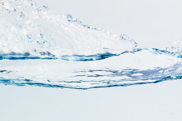 Salpicaduras de agua con burbujas de aire.