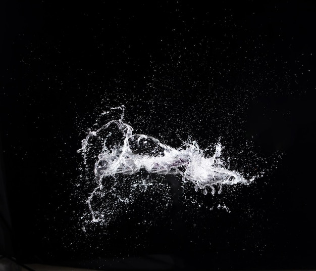 Salpicaduras de agua en caída de aire sobre iluminación de estudio de fondo negro de alta velocidad