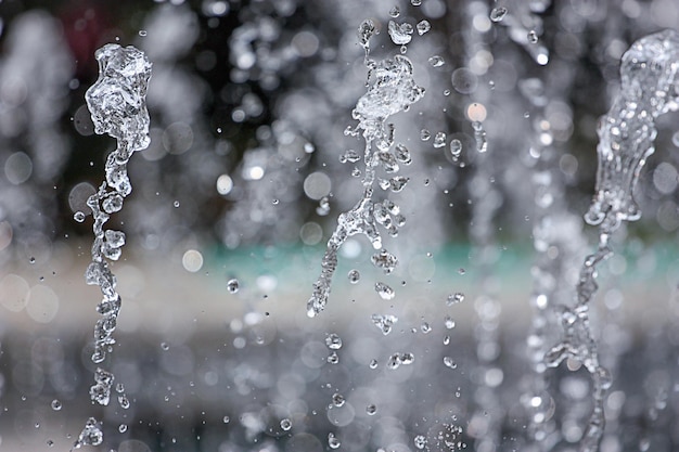 Salpicaduras de agua congelada de una fuente Velocidad de obturación rápida Gotas de agua en el aire Obturación rápida