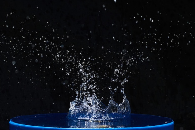 Las salpicaduras de agua están aisladas sobre un fondo negro.