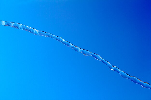 salpicaduras de agua en el fondo del cielo azul