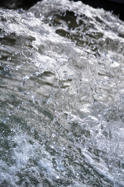 Salpicaduras de agua en la fuente de la ciudad