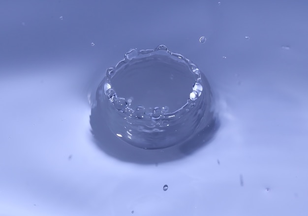 Salpicaduras de agua con una gota de agua