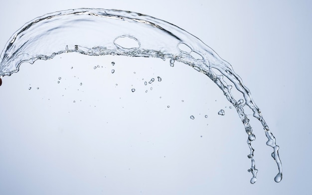 Foto salpicaduras de agua limpia aislado en el blanco