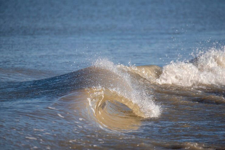 Foto las salpicaduras de agua en el mar