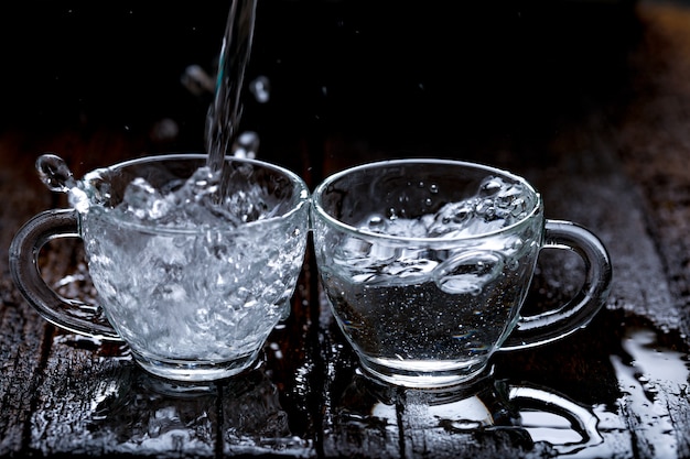 salpicaduras de agua en vaso de vidrio