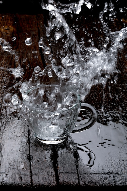 Foto salpicaduras de agua en vaso de vidrio