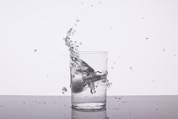 salpicaduras de agua en un vaso