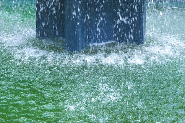 Salpicaduras y burbujas en la superficie del agua de los chorros de la fuente