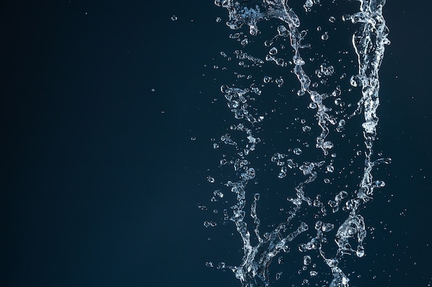 Salpicaduras claras y hermosas con gotas sobre la superficie del agua