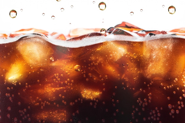 Foto salpicaduras de cola con burbuja de soda. refresco o refresco.