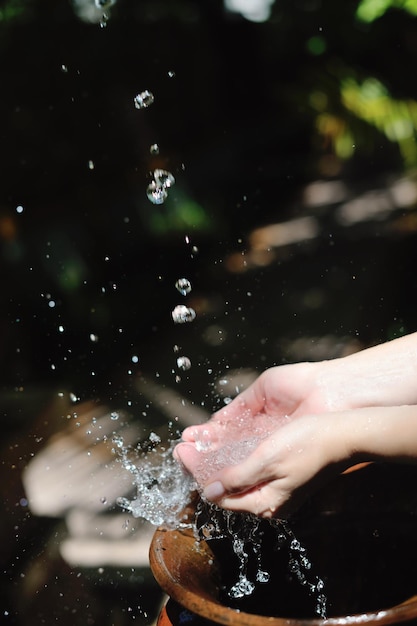 Foto salpicaduras de gotas de agua dulce sobre el cuidado de la piel suave de la niña para las manos de la mujer sensualidad