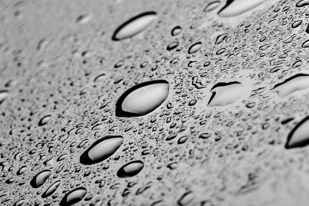 Salpicaduras de gotas de agua en el fondo del piso negro