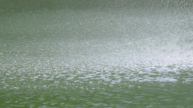 Foto salpicaduras de gotas en la superficie del río durante las fuertes lluvias