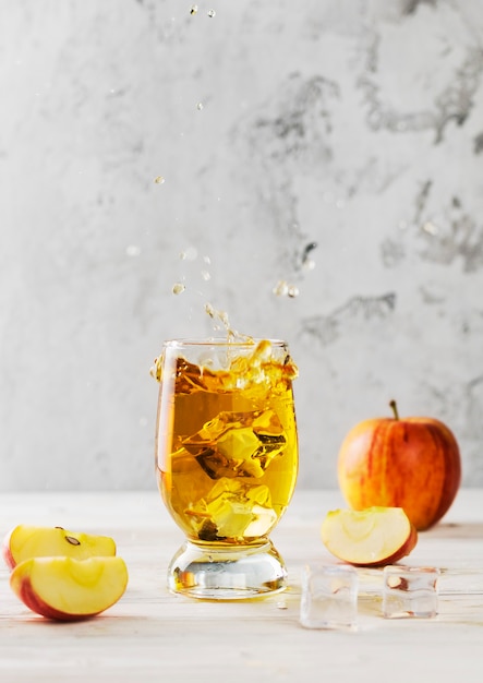 salpicaduras de jugo de manzana en un vaso