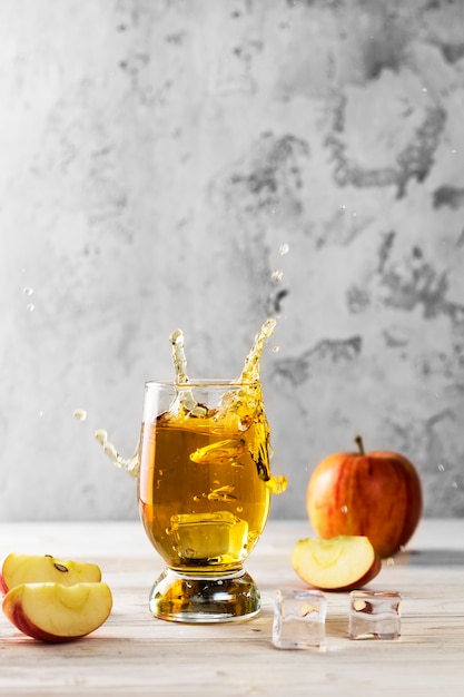 salpicaduras de jugo de manzana en un vaso