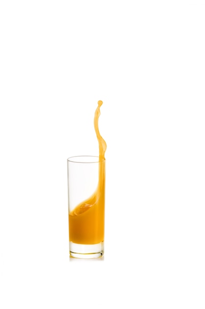 Salpicaduras de jugo de naranja en vaso