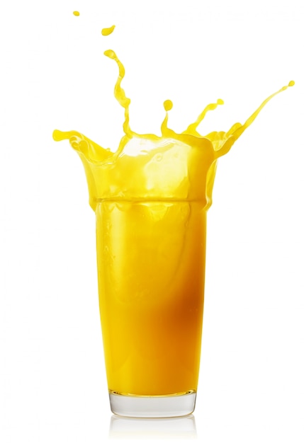 Salpicaduras de jugo de naranja en vidrio transparente