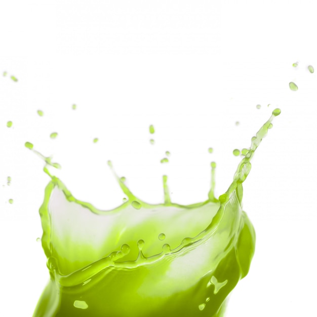 Foto salpicaduras de jugo verde sobre fondo blanco.
