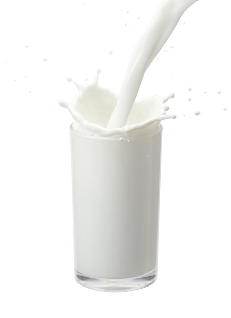 Foto salpicaduras de leche fresca. verter la leche en un vaso de leche creando salpicaduras sobre un fondo blanco. salpicaduras se está haciendo vertiendo un vaso de leche para mostrar bebida fresca, bebida saludable, comida natural, comida de desayuno.